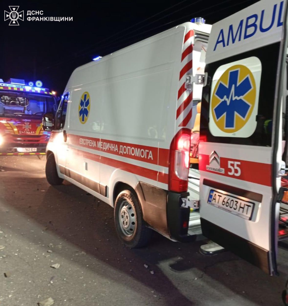 На Прикарпатті вантажівка врізалася у бетонну огорожу: рятувальники деблокували двох постраждалих